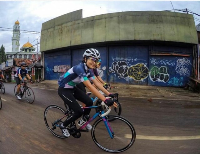 Bersepeda bagi profesional muda Jakarta menjadi salah satu cara untuk melepas kepenatan kesibukan bekerja. Foto : Instagram @fiankh