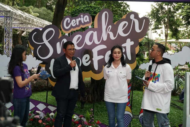 Sambutan dari Direktur Konsumer BRI, Handayani (kedua dari kanan) dan Wakil Dirut BRI Catur Budi Harto (kedua dari kiri) di acara Ceria Sneaker Hype Fest. Foto: Jamal Ramadhan/kumparan