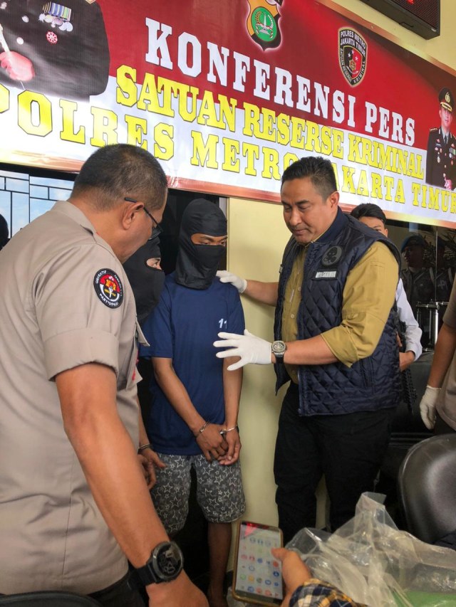Tersangka kasus perusakan AEON Mall Jakarta Garden City (JGC), dihadirkan saat konferensi pers di Mapolres Jakarta Timur, Rabu (26/2). Foto: Raga Imam/kumparan