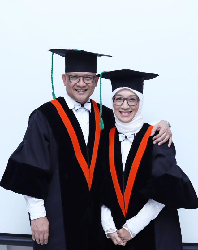 Pasangan suami istri Prof Khairul Munadi dan Prof Fitri Arnia yang dikukuhkan menjadi guru besar di Unsyiah, Banda Aceh, Rabu (26/2). Foto: Dok. Unsyiah