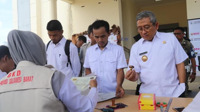 Gubernur Sulawesi Barat, Ali Baal Masdar, saat meninjau pelaksanaan ujian CPNS Pemprov Sulbar. Foto: Dok. Kominfo Sulbar