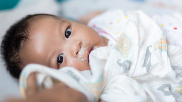 Ilustrasi bayi gumoh lewat hidung. Foto: Shutter Stock
