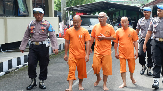 Tiga pembina pramuka (kiri ke kanan) Isfan Yoppy Andrian, Danang Dewo Subroto, dan Riyanto saat di Polres Sleman. Foto:  Arfiansyah Panji Purnandaru/kumparan