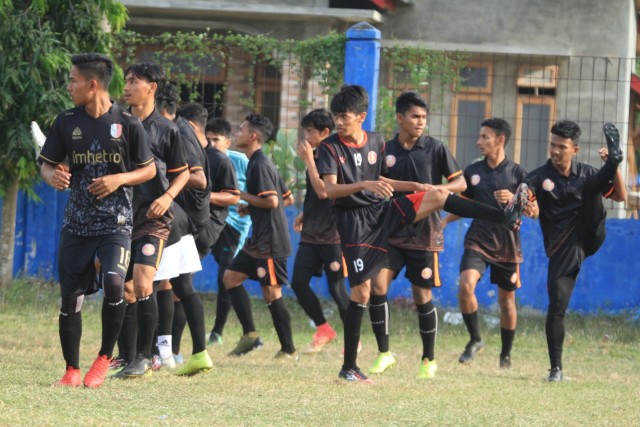 35 dipanggil untuk memulai pemusatan latihan pembentukan tim Persiraja U-20 yang berlangsung di Lapangan Lamreung. Foto: MO Persiraja