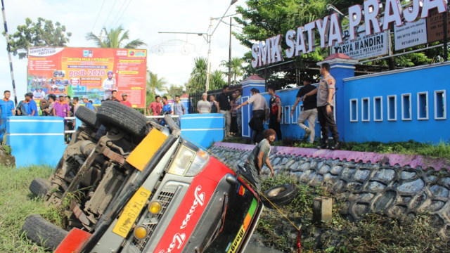 Minibus masuk parit di tepi jalan utama Pantura, Petarukan Kabupaten Pemalang.