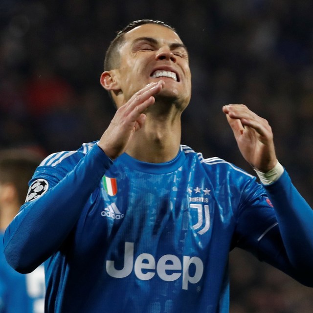 "Aduh..." kata Cristiano Ronaldo. Foto: Eric Gaillard/REUTERS