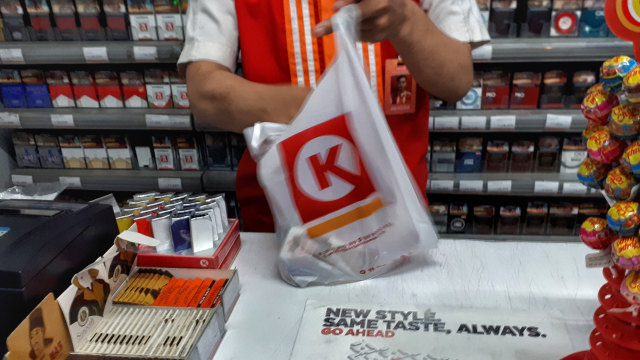 Penggunaan kantong plastik di salah satu minimarket (Foto: Assyifa/bandungkiwari.com)