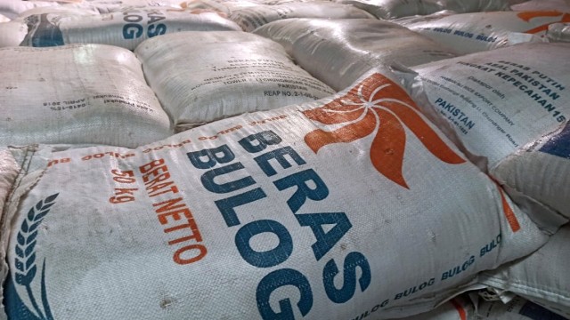 Tumpukan beras di Gudang Bulog, Kelapa Gading, Jakarta Utara. Foto: Helmi Afandi/kumparan