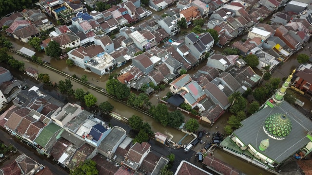 Foto udara perumahan yang masih tergenang banjir di daerah harapan baru, Bekasi, Jawa Barat, Rabu (26/2/2020). Foto: ANTARA/Fakhri Hermansyah