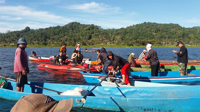 Proses pencarian nelayan hilang di Danau Tondano, Kabupaten Minahasa, Sulawesi Utara