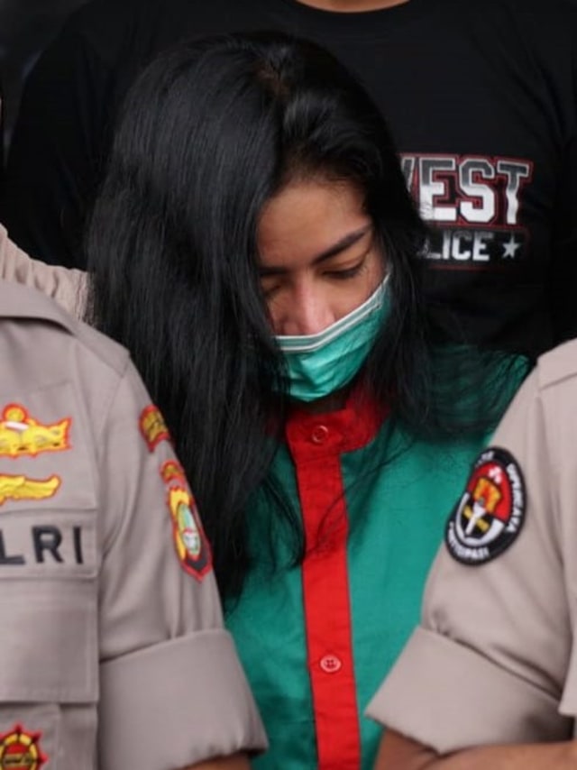 Polisi menghadirkan Vitalia Shesya pada rilis kasus narkoba di Polres Metro Jakarta Barat. Foto: Jamal Ramadhan/kumparan