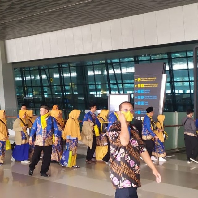 Rombongan jemaah umrah dari Purwakarta di Terminal 3 Bandara Soekarno-Hatta, Tangerang, Banten, Kamis (27/2). Foto: Maulana Ramadhan/kumparan