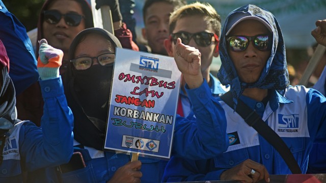 Sejumlah buruh yang tergabung dalam Serikat Pekerja Nasional (SPN) berunjuk rasa di Alun-alun Serang, Banten, Selasa (28/1 Foto: ANTARA FOTO/Asep Fathulrahman