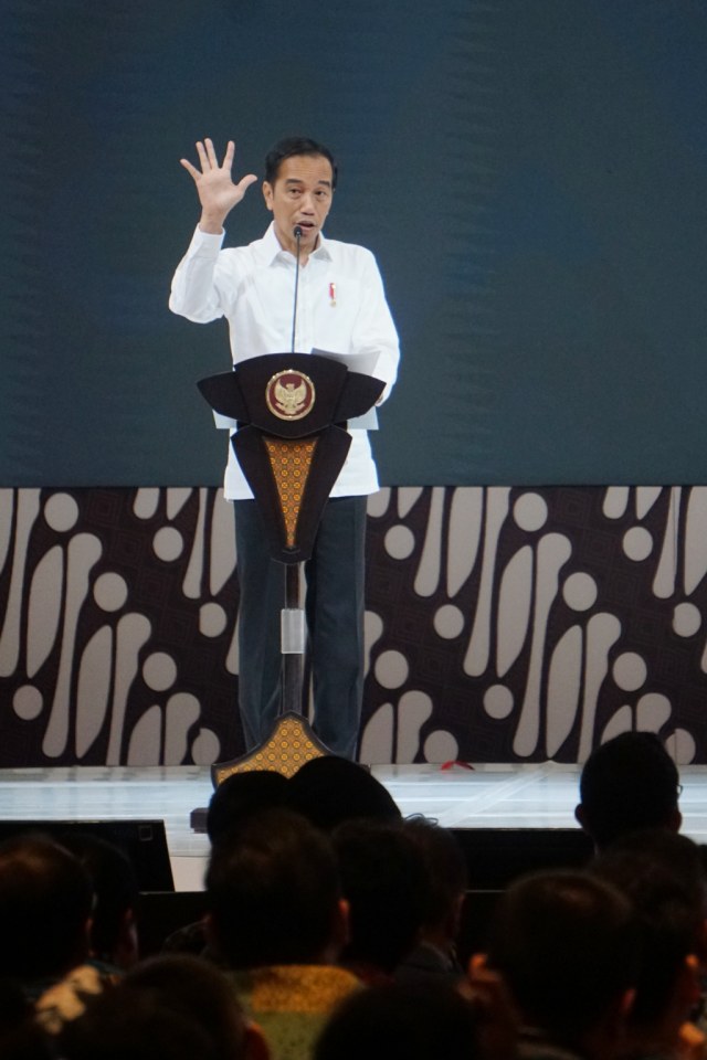 Presiden Joko Widodo memberikan sambutan saat menghadiri acara DevCon Digital Economy Summit 2020 di Jakarta, Kamis (27/2). Foto: Fanny Kusumawardhani/kumparan