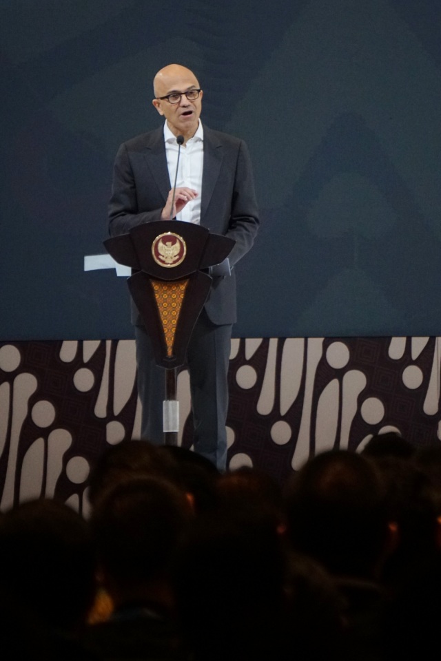CEO Microsoft Satya Nadella memberikan sambutan saat menghadiri acara DevCon Digital Economy Summit 2020 di Jakarta, Kamis (27/2). Foto: Fanny Kusumawardhani/kumparan