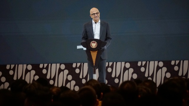 CEO Microsoft Satya Nadella memberikan sambutan saat menghadiri acara DevCon Digital Economy Summit 2020 di Jakarta, Kamis (27/2). Foto: Fanny Kusumawardhani/kumparan