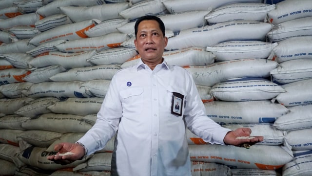 Direktur Utama Bulog, Budi Waseso, menunjukkan beras saat tinjau gudang Bulog Kanwil DKI dan Banten di Kelapa Gading, Kamis (27/2/2020). Foto: Helmi Afandi/kumparan