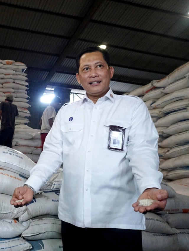 Direktur Utama Bulog, Budi Waseso, menunjukkan beras saat tinjau gudang Bulog Kanwil DKI dan Banten di Kelapa Gading, Kamis (27/2/2020). Foto: Helmi Afandi/kumparan