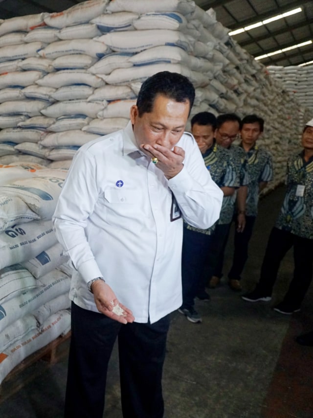 Direktur Utama Bulog, Budi Waseso mengecek beras di gudang Bulog Kanwil DKI dan Banten, di Kelapa Gading, Kamis (27/2/2020). Foto: Helmi Afandi/kumparan
