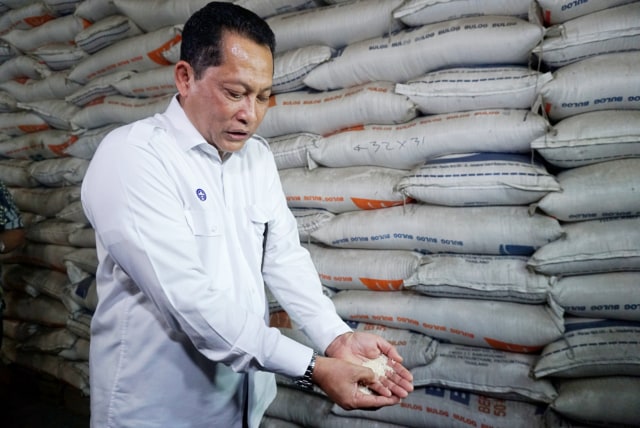 Direktur Utama Bulog, Budi Waseso menunjukkan beras di gudang Bulog Kanwil DKI dan Banten, di Kelapa Gading, Kamis (27/2/2020). Foto: Helmi Afandi/kumparan