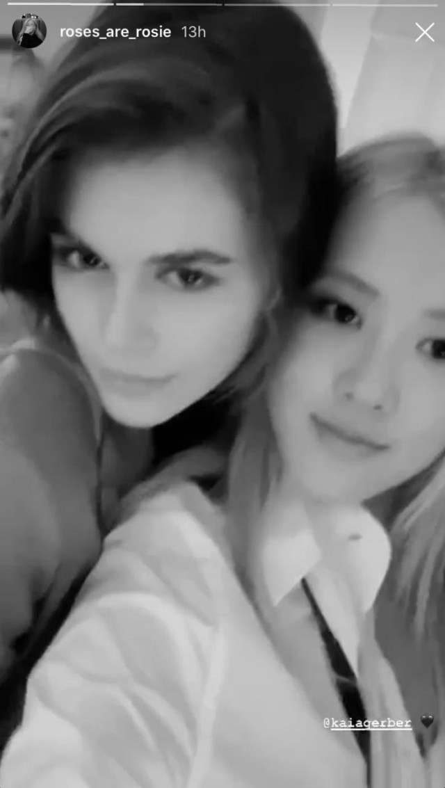 5 Potret Rosé 'Blackpink' Bersama Selebritas di Paris, Rami Malek Salah Satunya (1213683)