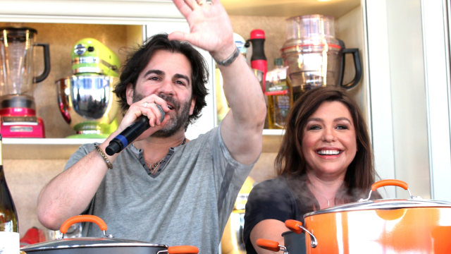 Rachael Ray dan suaminya, John Cusimano, menghadiri Demonstrasi Kuliner KitchenAid pada Food Network South Beach Wine & Food Festival di Grand Tasting Village. Foto: AFP/MANDEL NGAN