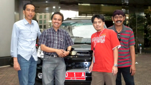 Roy Suryo dan Foto Lawas Bersama Jokowi di Depan Mobil Esemka (51405)