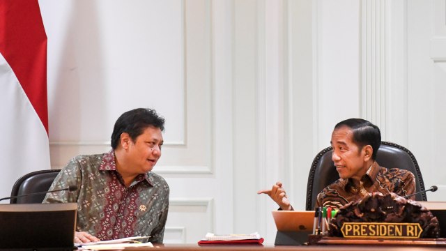 Presiden Joko Widodo (kanan) berbincang dengan Menko Perekonomian Airlangga Hartarto di Kantor Presiden, Jakarta, Senin (17/2).  Foto: ANTARA FOTO/Hafidz Mubarak A