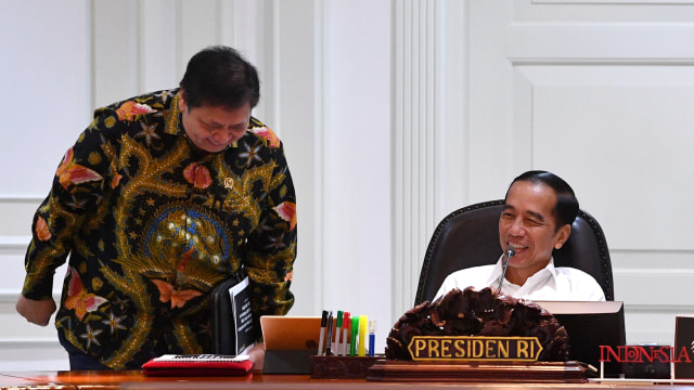 Presiden Joko Widodo (kanan) berbincang dengan Menko Perekonomian Airlangga Hartarto di Kantor Presiden, Jakarta, Rabu (12/2). Foto: ANTARA FOTO/Hafidz Mubarak A