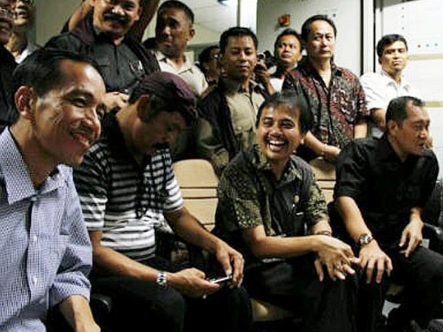 Roy Suryo dan Foto Lawas Bersama Jokowi di Depan Mobil Esemka (51406)
