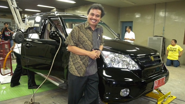 Roy Suryo dan Foto Lawas Bersama Jokowi di Depan Mobil Esemka (51407)