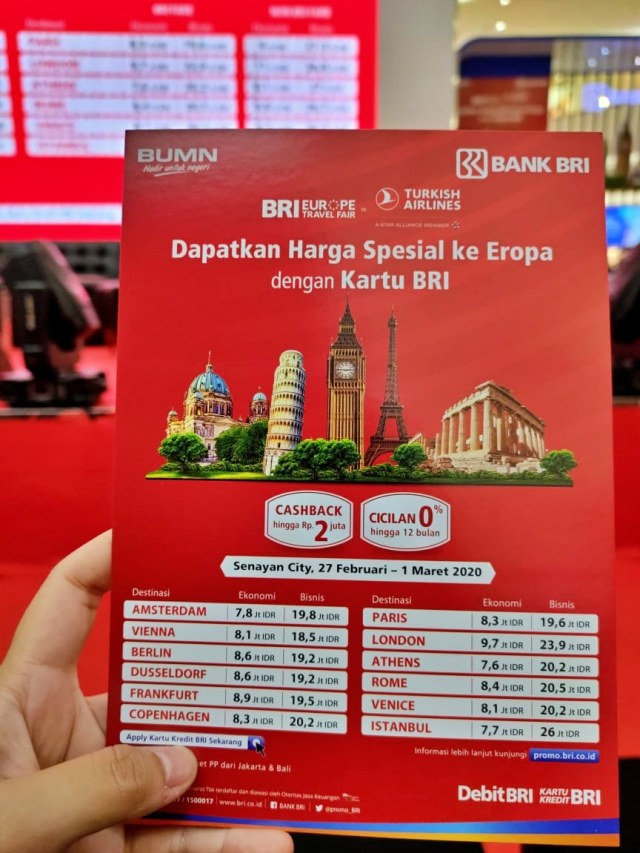 Daftar harga spesial untuk penerbangan ke Eropa dalam BRI Europe Travel Fair di Senayan City, Kamis (27/2).  Foto: Helinsa Rasputri/kumparan