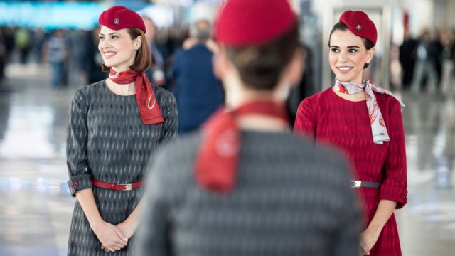 Ilustrasi pramugari Turkish Airlines menyambut penumpang  Foto: Shutter Stock