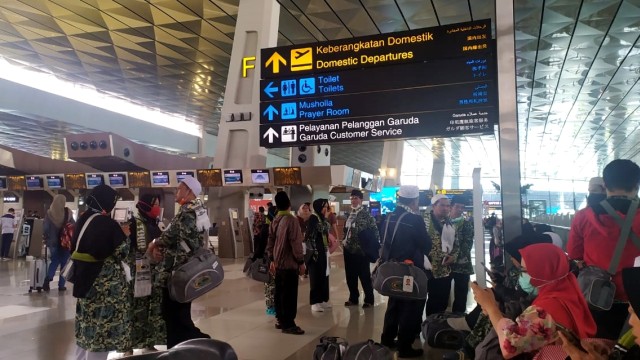 Rombongan jemaah umrah di Bandara Soekarno-Hatta, gagal berangkat, Kamis (27/2). Foto: Maulana Ramadhan/kumparan