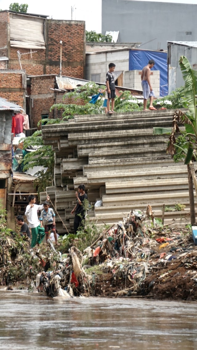 Sejumlah anak beraktivitas di bantaran sungai Ciliwung kawasan Manggarai, Jakarta Pusat (27/2). Foto: Iqbal Firdaus/kumparan