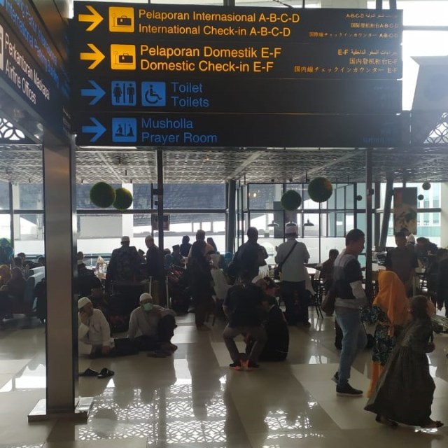 Rombongan jemaah umrah di Bandara Soekarno-Hatta yang gagal berangkat, Kamis (27/2). Foto: Maulana Ramadhan/kumparan