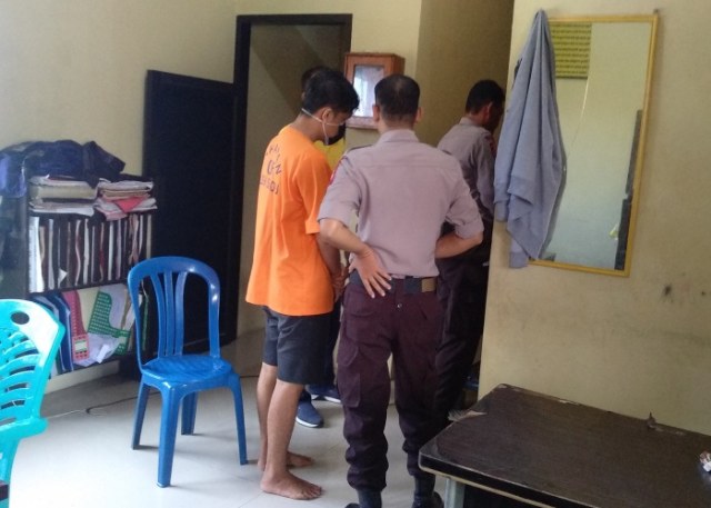 AR (38) diamankan polisi usai membobol ruko di Gowa, (Makassar Indeks/Abdul).