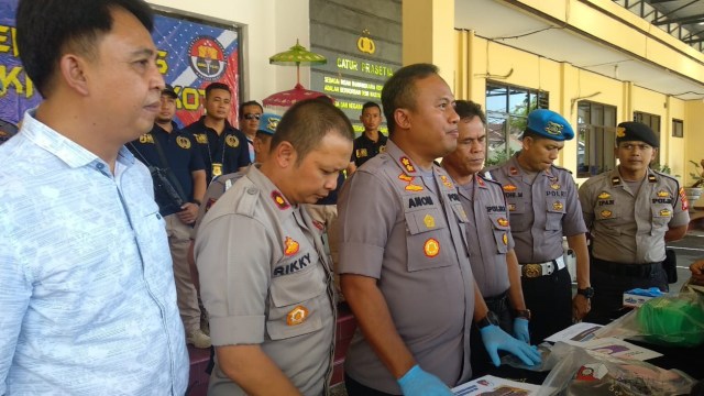 Kepala Polres Tasikmalaya Kota AKBP Anom Karibianto (ketiga dari kiri) memberikan keterangan pers terkait pembunuhan siswi SMPN 6 Kota Tasikmalaya. Foto: Dok. Istimewa