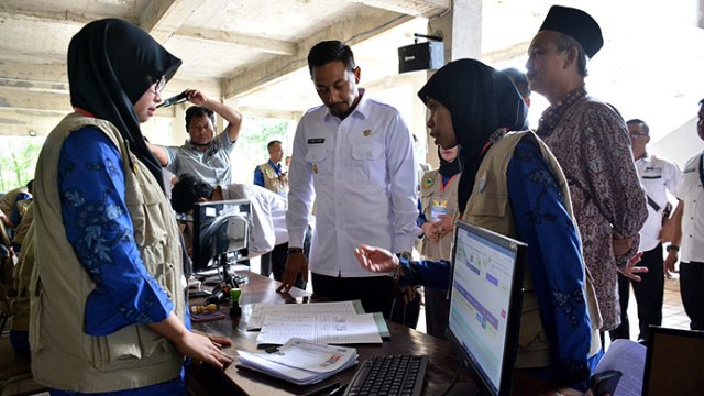 Wakil Bupati Kuningan HM Ridho Suganda meninjau pelaksanaan tes kompetensi CPNS. (Andri Yanto)