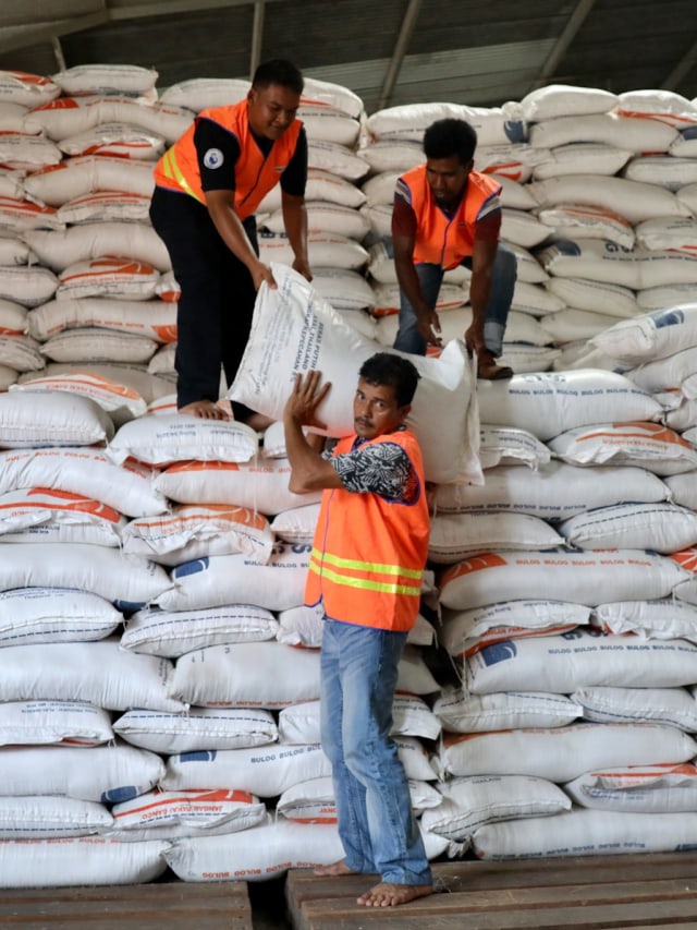 Pekerja di gudang Bulog Banda Aceh, memindahkan beras. Foto: Suparta/acehkini