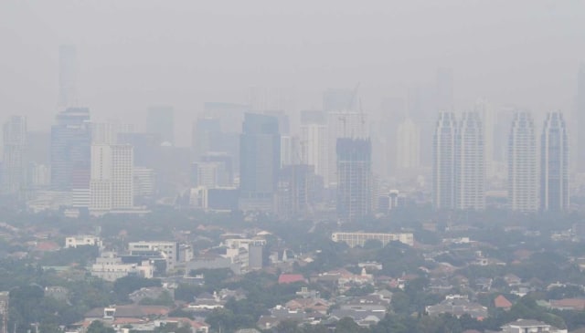 Suasana gedung bertingkat yang diselimuti asap polusi di Jakarta, Senin (29/7/2019). Foto: ANTARA FOTO/Wahyu Putro A