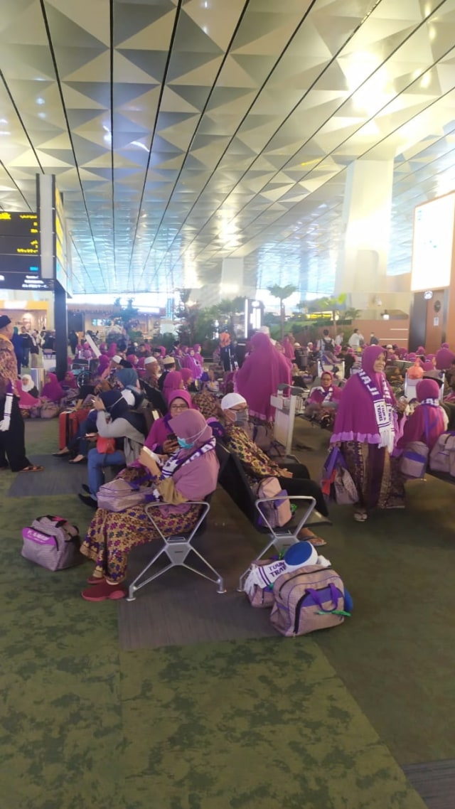 Ratusan jemaah umrah asal Lombok di Bandara Soekarno-Hatta, Tangerang, Banten, Kamis (27/2). Foto: Maulana Ramadhan/kumparan