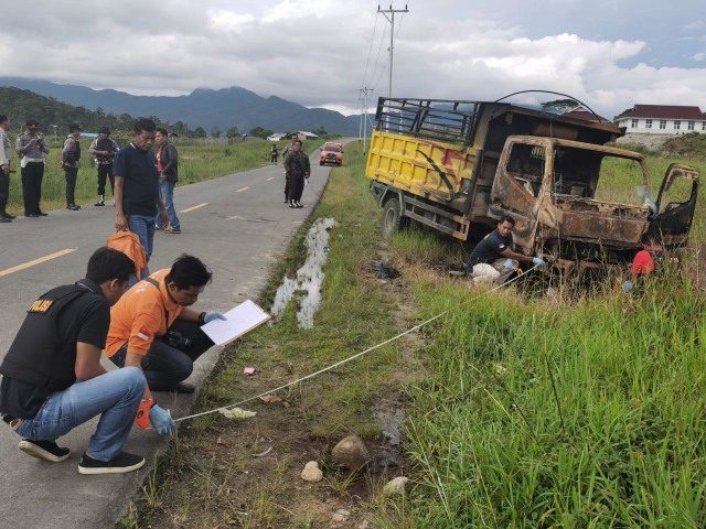 Olah tempat kejadian perkara lokasi amuk massa yang terjadi di Jalan Trans Papua yang menghubungjan Kabupaten Paniai dan Nabire. (Dok: Polda Papua)