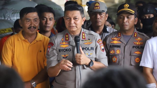 Kapolda Jawa Tengah, Rycko Amelza Dahniel (tengah) saat konferensi pers pabrik pupuk palsu di Wonogiri, Kamis (27/2). Foto: Dok. Humas Polda Jawa Tengah