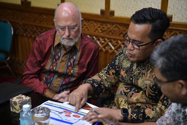 Dubes Belgia untuk Indonesia, H.E. Stephane De Loecker, saat bertemu tim Pemerintah Aceh, Kamis (27/2). Foto: Humas Setda Aceh