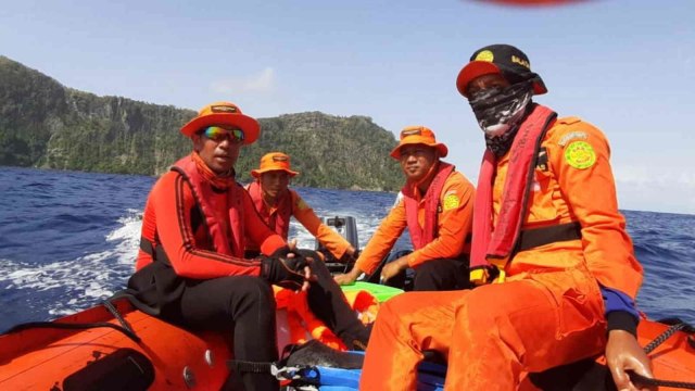 Tim Badan SAR Nasional Ternate saat melakukan pencarian terhadap anak buah kapal KM Funka Murni yang hilang di perairan Halmahera Selatan, Maluku Utara. Foto: Istimewa