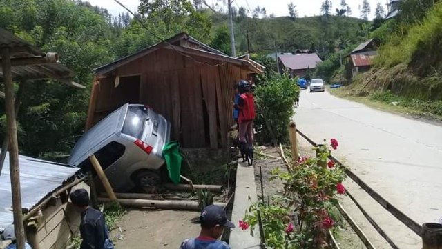 Sebuah mobil Avanza menabrak dua rumah warga di Mamasa, Sulawesi Barat. Foto: Frendy/sulbarkini