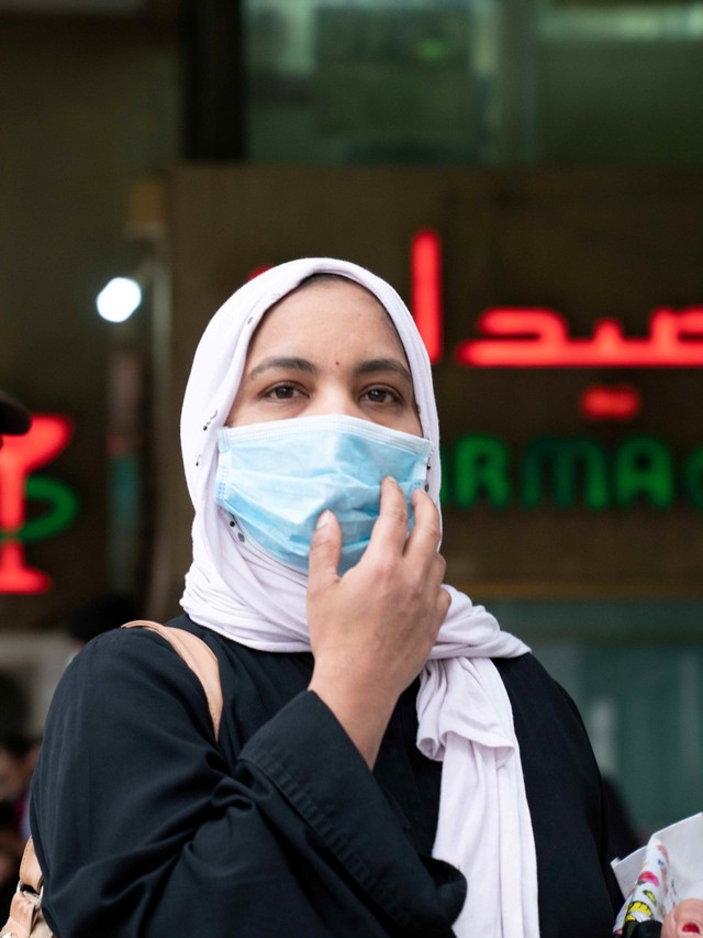 Seorang wanita terlihat memakai masker untuk mencegah tertular virus corona di Kuwait. Foto: REUTERS / Stephanie McGehee