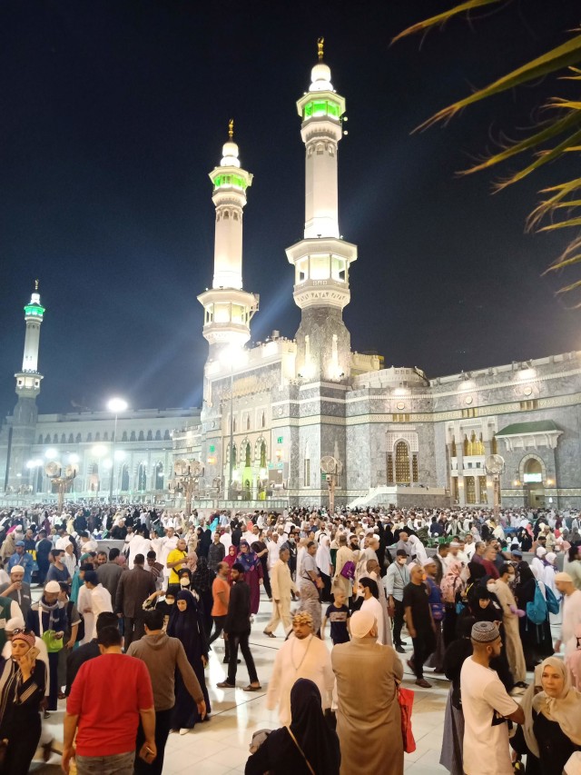 Umat muslim memadati area sekitar Masjidil Haram, Mekah, Arab Saudi, Kamis (27/2/2020).  Foto: ANTARA FOTO/Arief Chandra