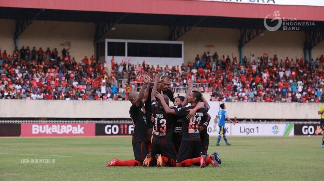 Tim Persipura meraakan gol kemenanangan pada laga Liga Indonesia I pada musim 2019/2020 (foto: dokumen liga indonesia)